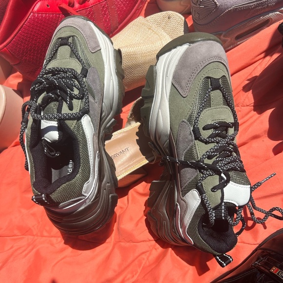 Brand Steve Madden women’s sneakers size 10 - Picture 3 of 4